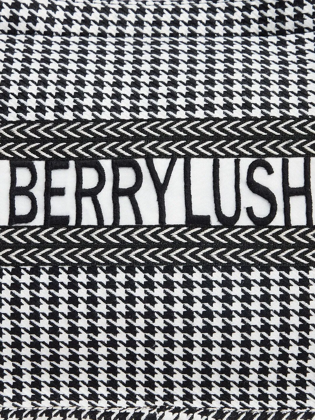 Berrylush Women Black & White Checked Pattern Cotton Structured Regular Handheld Bag